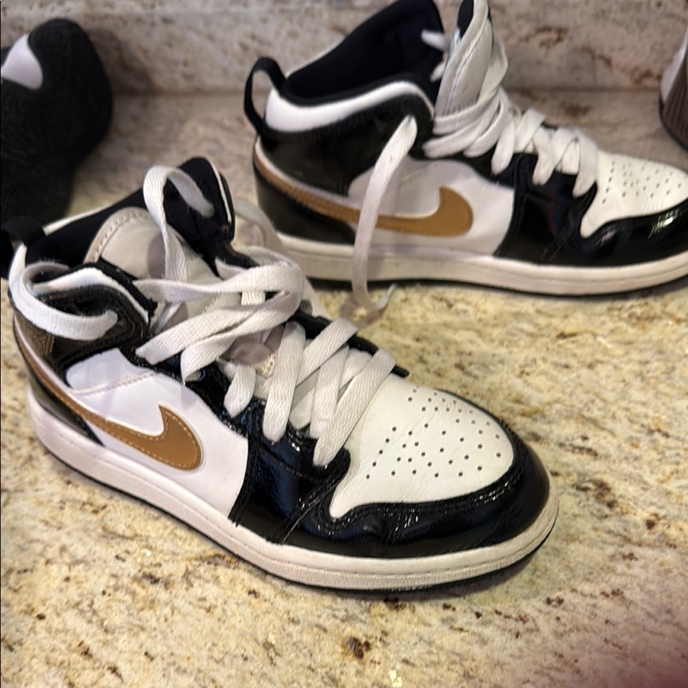 Kids Black PATENT LEATHER white and gold JORDON 1 mid SE